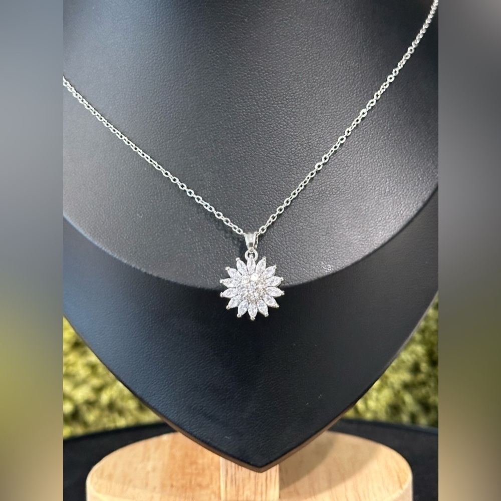 NIB- 18 inch Sterling Silver Spinning Sunflower Necklace